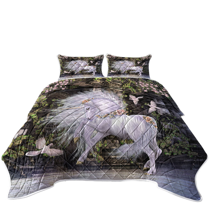 Quilts with Noble and Graceful White Horse and Doves